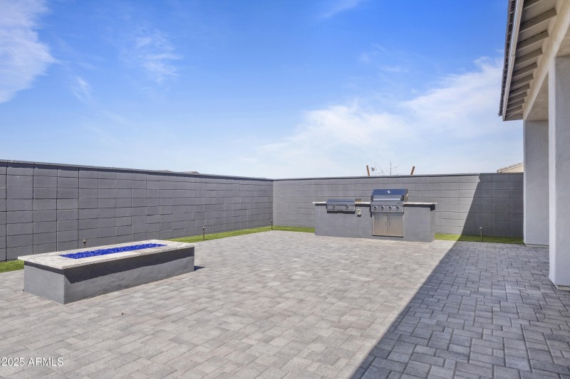 Gas Fire Pit/Built-in BBQ/Backyard