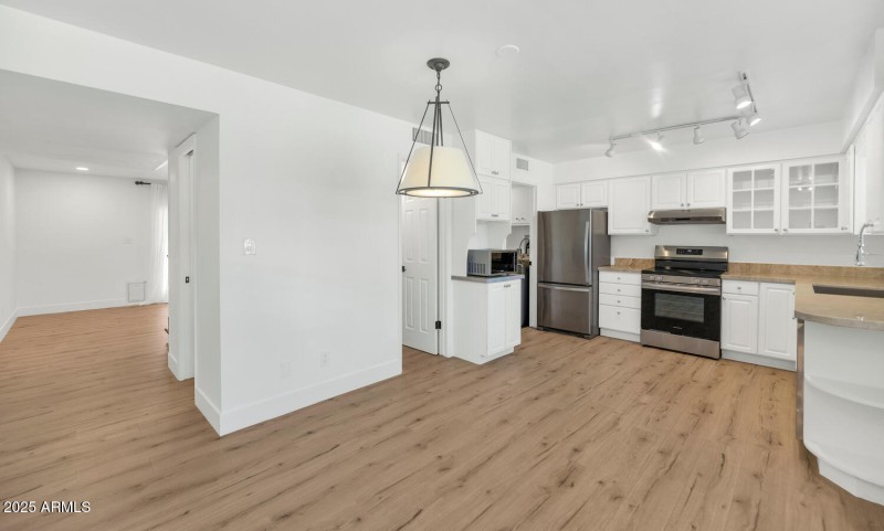 4027 E Campbell Ave-large-003-022-TOD820