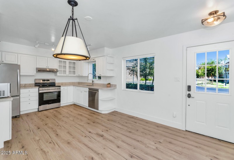 4027 E Campbell Ave-large-004-006-TOD821