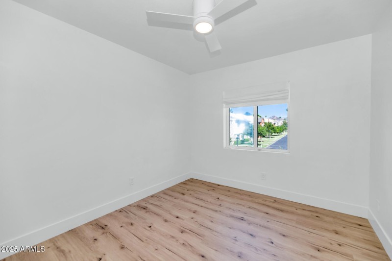 4027 E Campbell Ave-large-016-015-TOD822