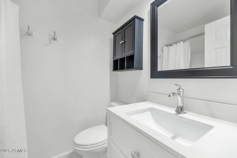 4027 E Campbell Ave-large-019-026-TOD823