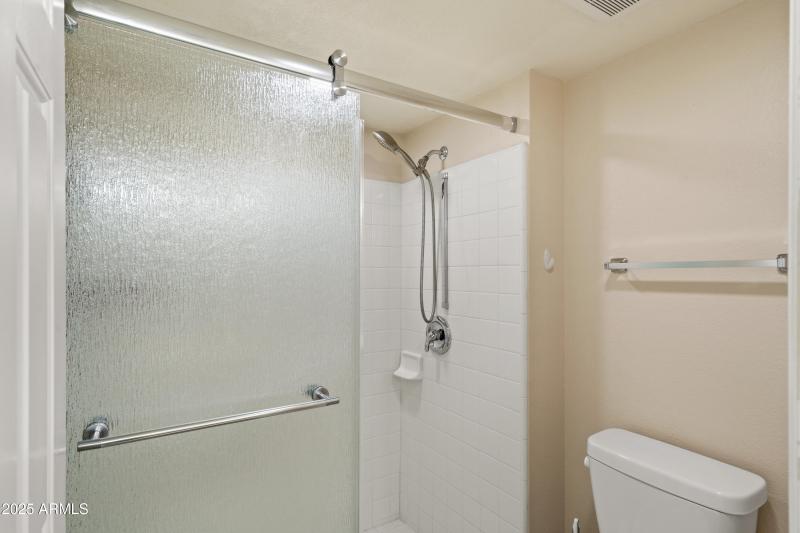 Bathroom w/ walk-in shower