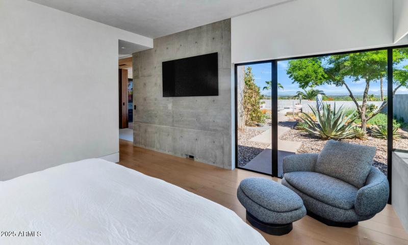 4446 E Mockingbird Ln-large-074-072-4446