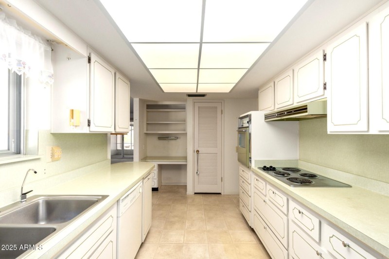 16202 N 111th Ave - Kitchen - looking to