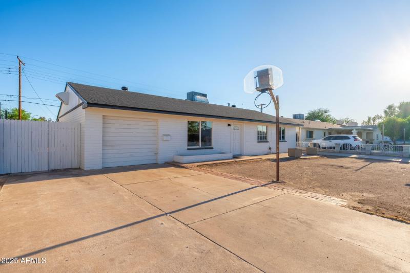 6223 W EARLL Drive, Phoenix, AZ