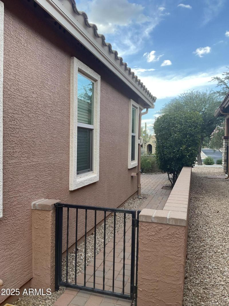 Side Gate