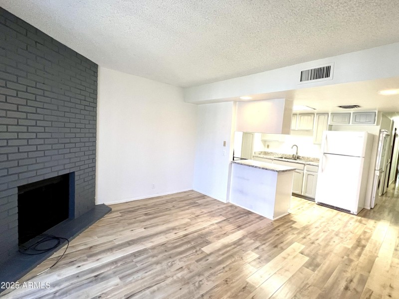 07. Fireplace - Breakfast Bar