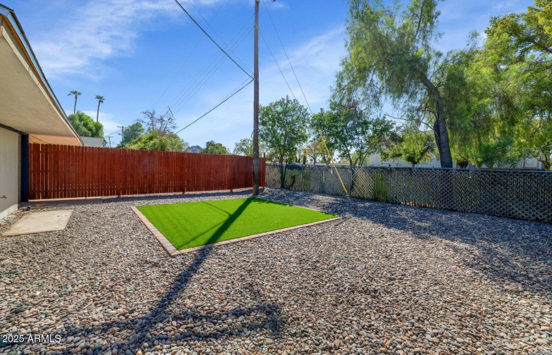 4821 E Sheridan St-large-009-016-4821 E