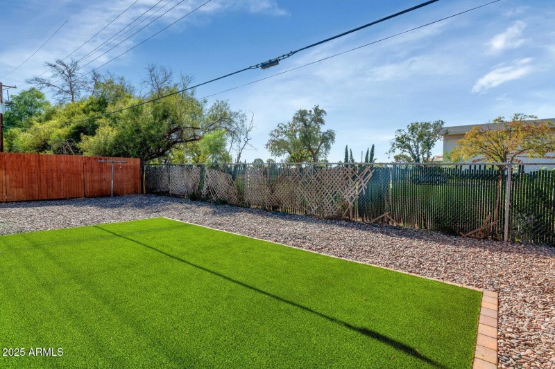 4821 E Sheridan St-large-026-054-4821 E