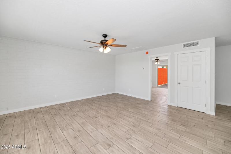 4821 E Sheridan St-large-040-023-4821 E