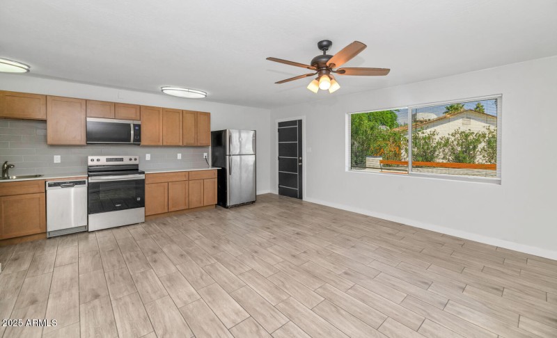 4821 E Sheridan St-large-041-006-4821 E