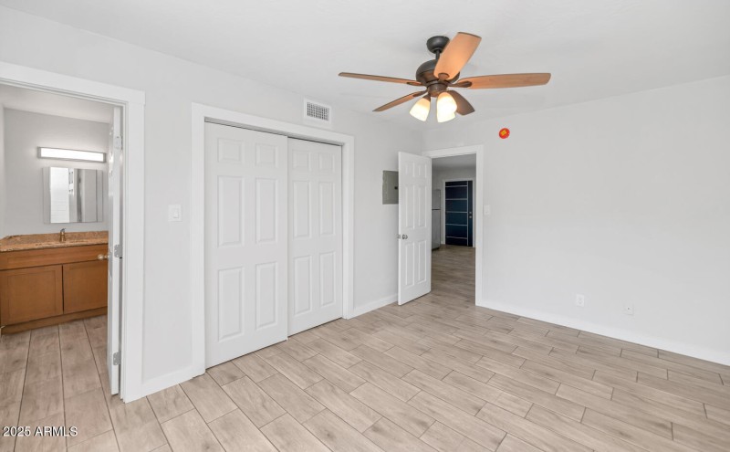 4821 E Sheridan St-large-044-045-4821 E