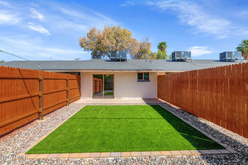 4821 E Sheridan St-large-058-011-4821 E