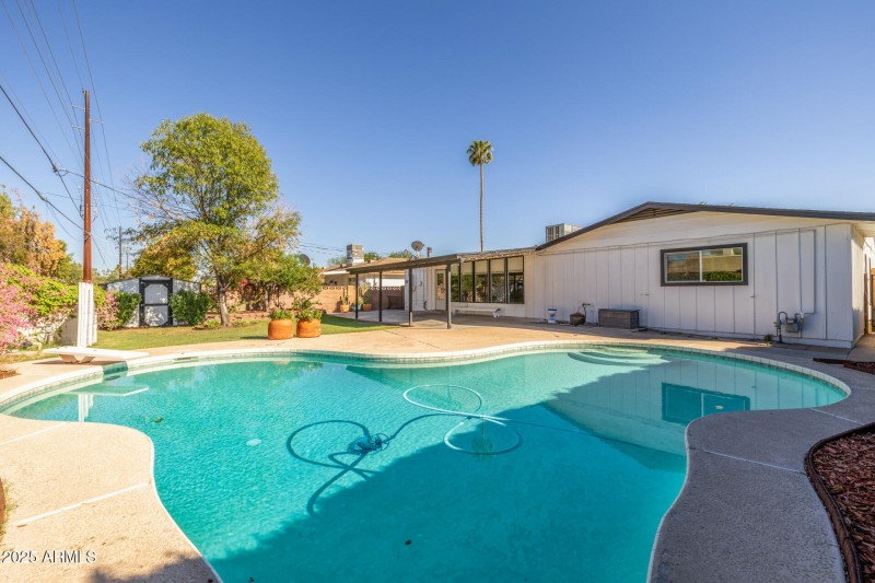 Great backyard for entertaining and par