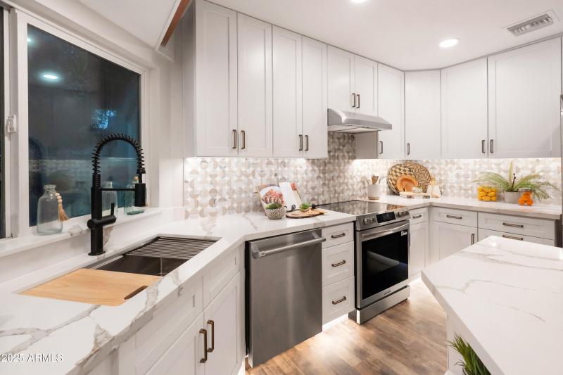 6504 W Corrine Dr (twilight)-32