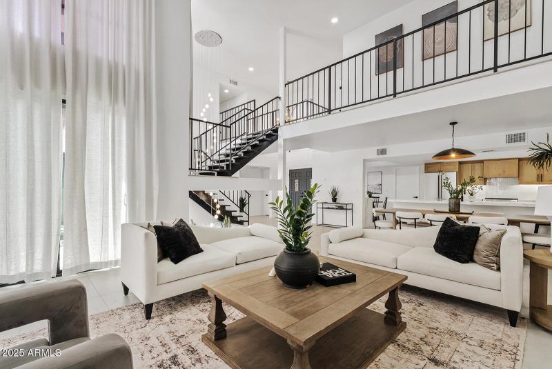 17ft Vaulted ceilings open concept