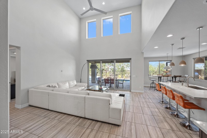 2423 N Beverly Pl-10