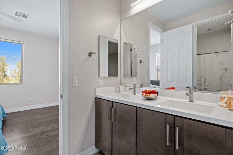 2423 N Beverly Pl-38