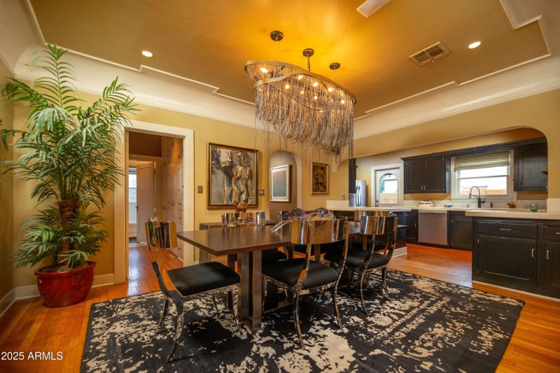 Fantastic dining room/ kitchen