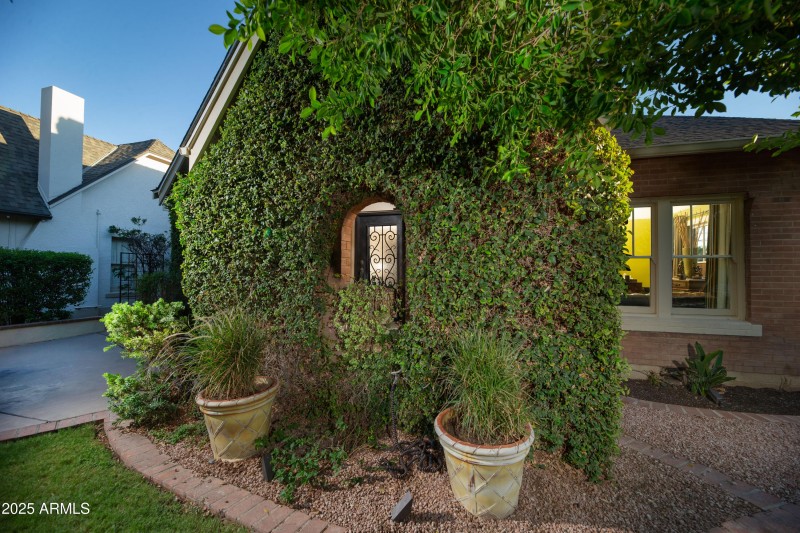 Front w/ covered porch