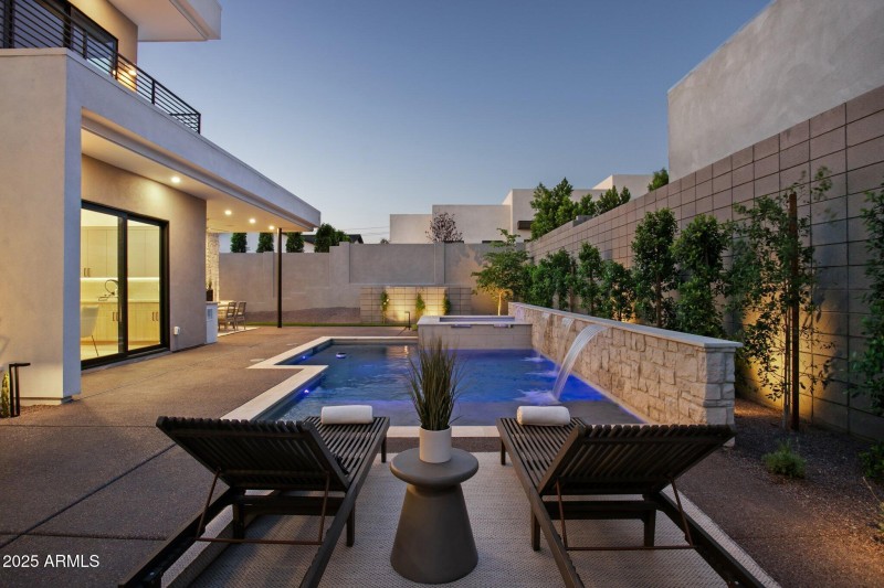 Pool with water feature