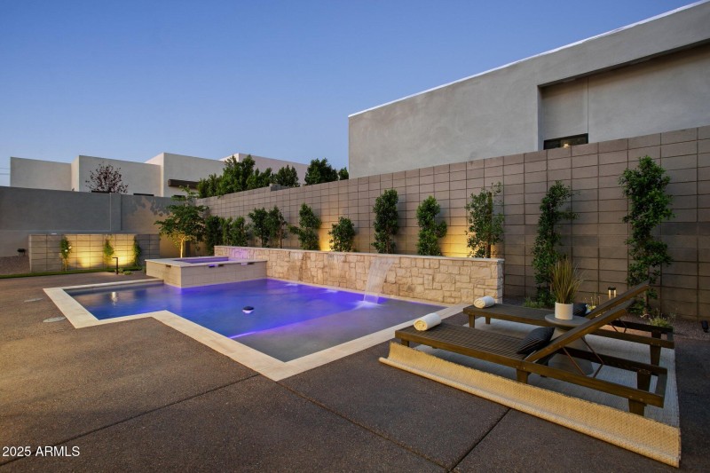 81-web-or-mls-1830-e-palmaire-ave