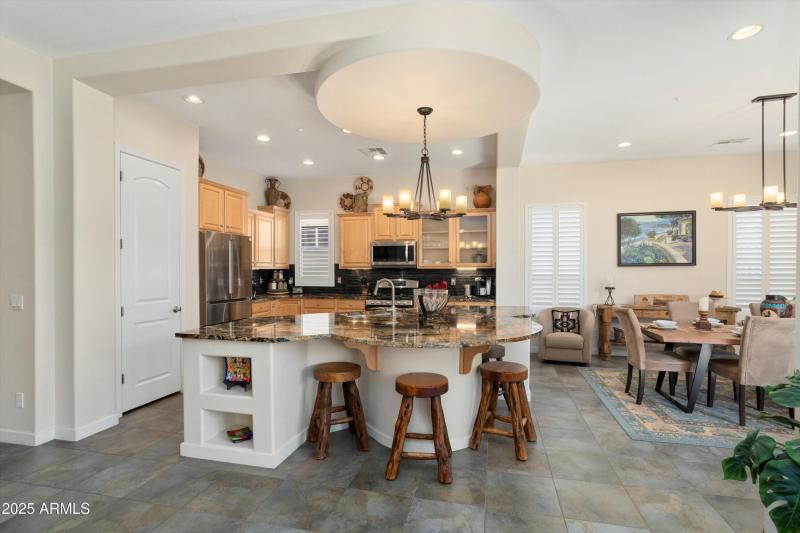 HUGE ISLAND WITH STUNNING GRANITE SLAB