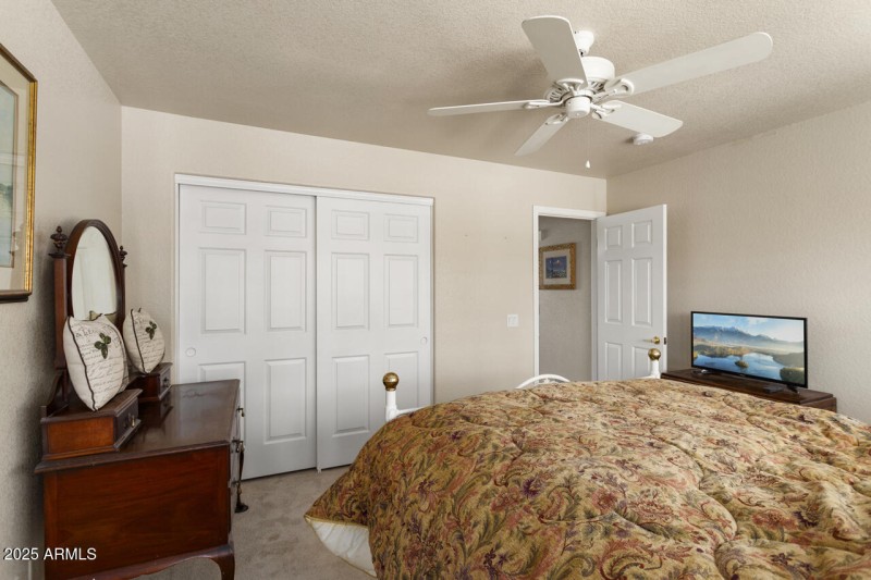 2nd bedroom w/good size closet