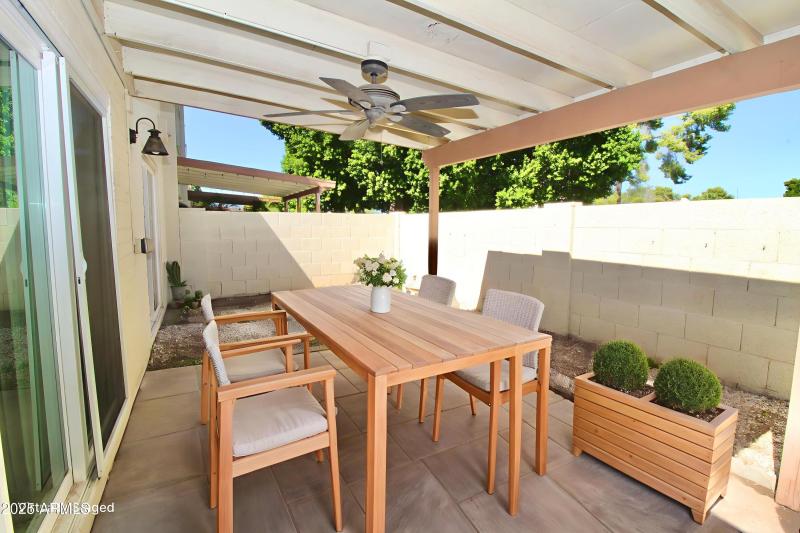 2432 W Eugie VS Patio
