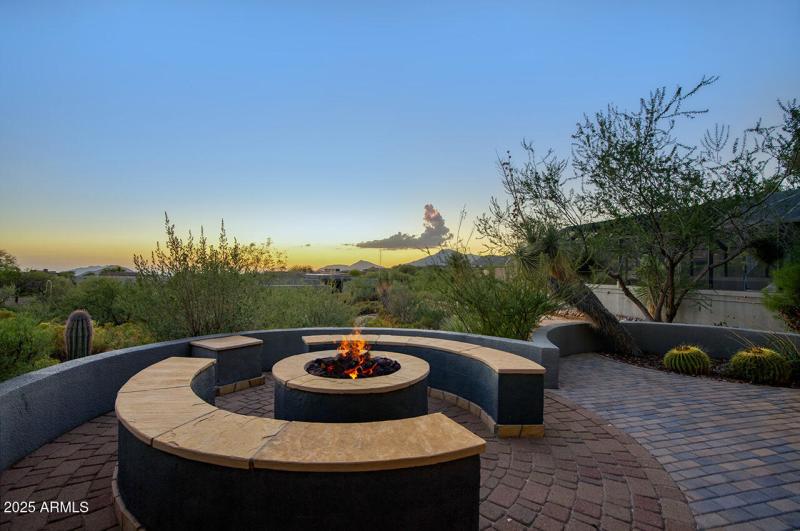 Gas fire pit