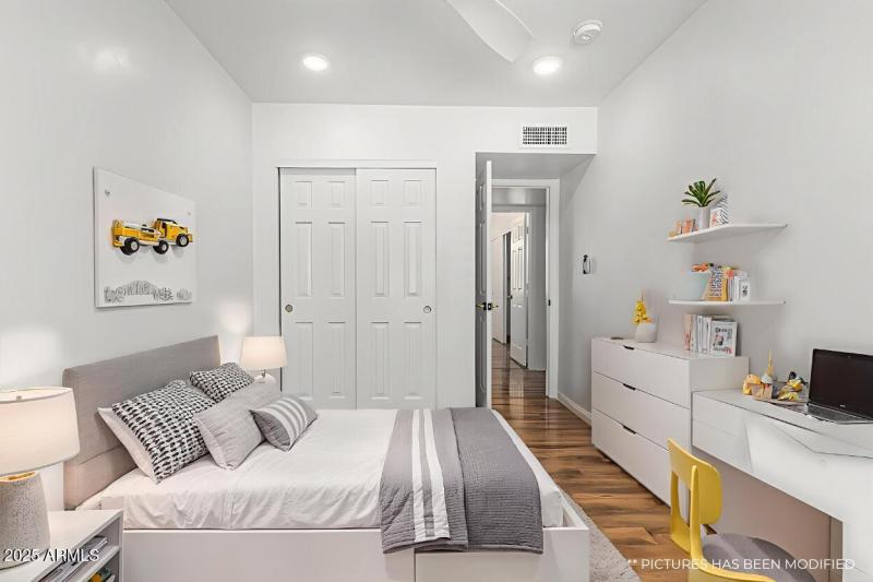 2201 E KINGS Avenue - Kidroom