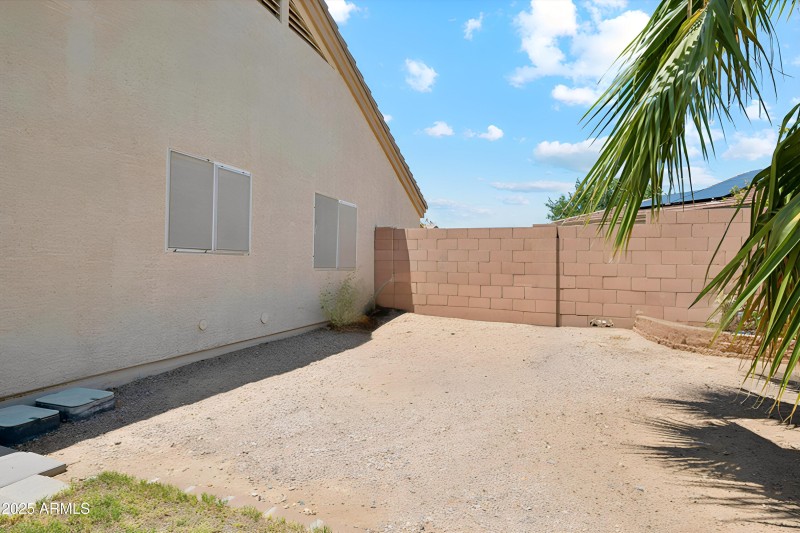 VIRTUAL STAGING SIDE YARD