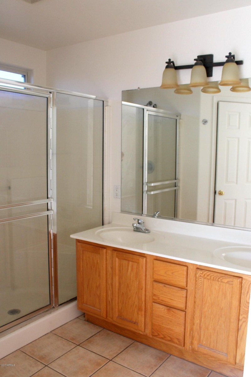Master bath w/ dual sinks