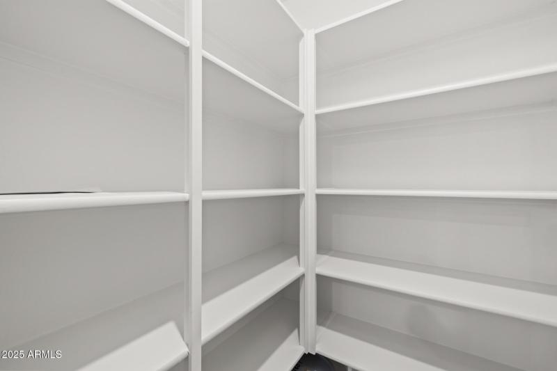 28)PANTRY
