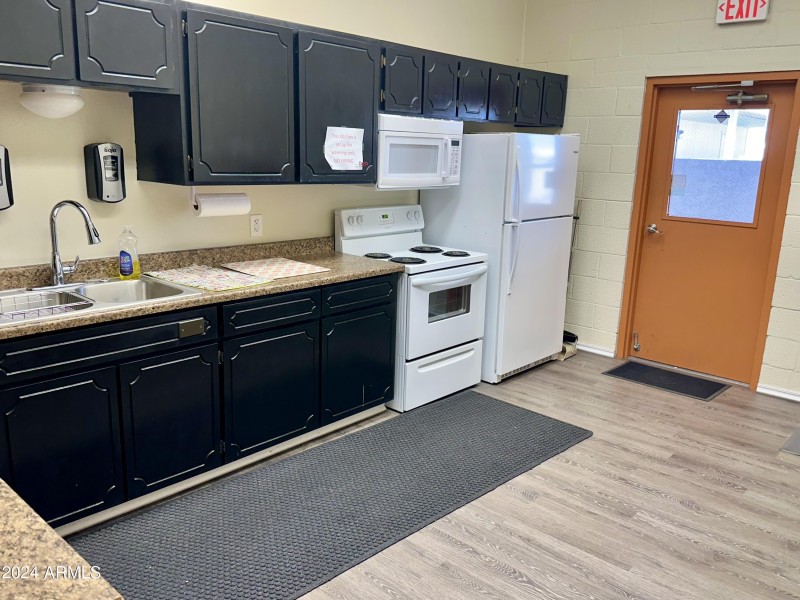 072 kitchen 2