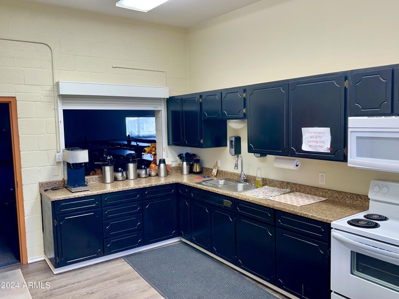 072 KITCHEN 1