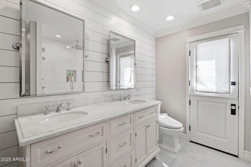 Ensuite Bath w Backyard Access