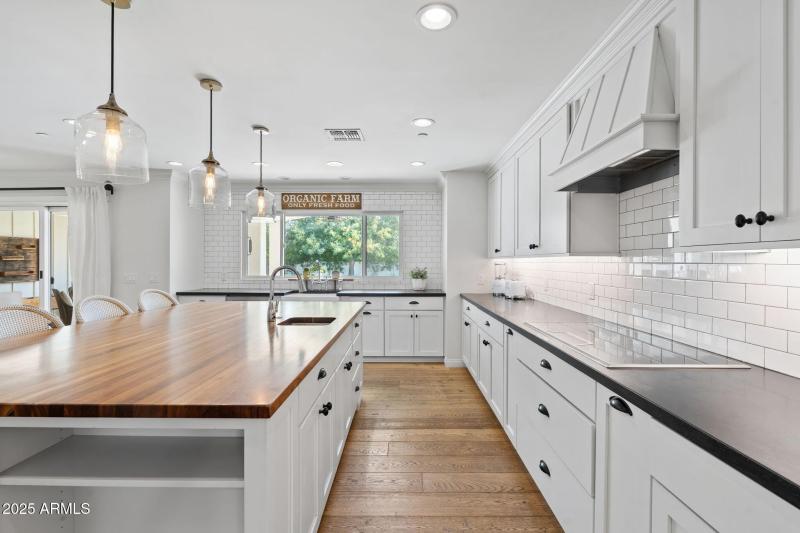 Kitchen Island w Prep Sink