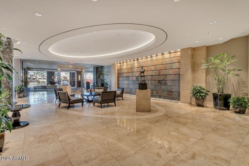 2211 604 Lobby