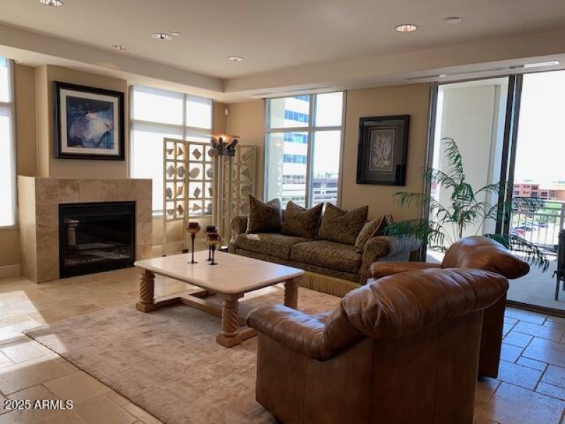 2211 604 Living Room