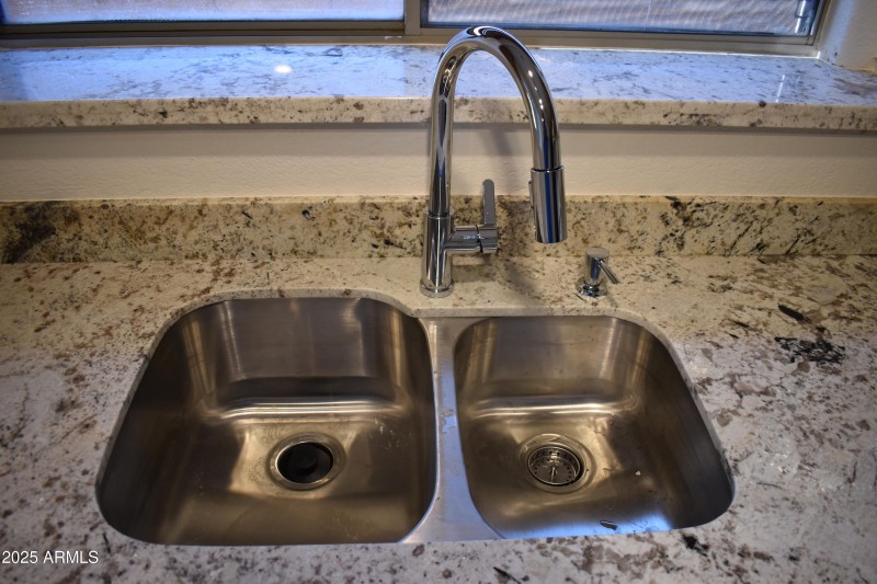 UNDERMOUNT SS SINK