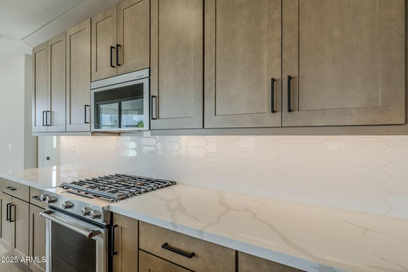 Kitchen W Ample Storage