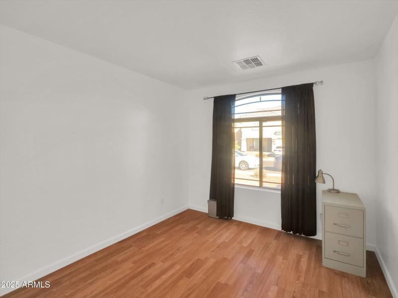 09-10911 W Meadowbrook Avenue-9