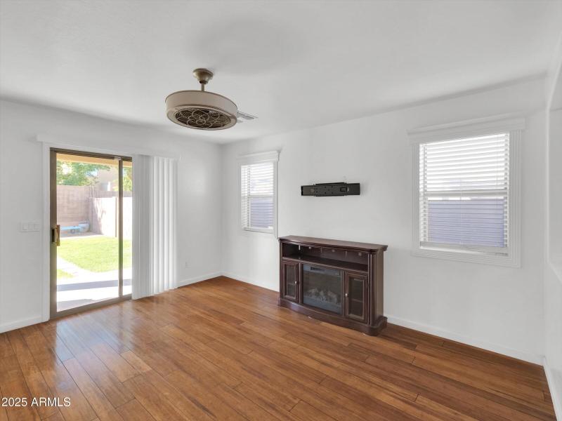 11-10911 W Meadowbrook Avenue-11