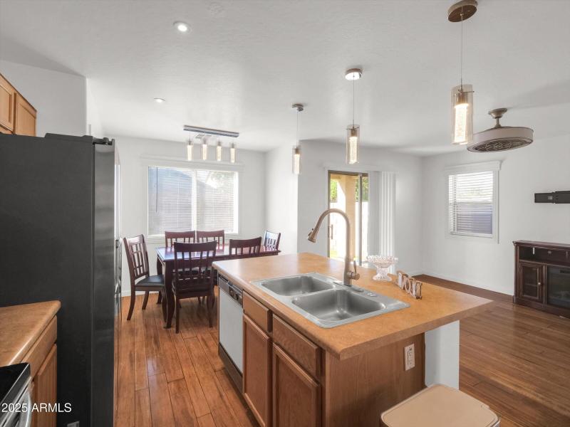 17-10911 W Meadowbrook Avenue-17