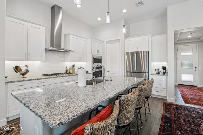 12-web-or-mls-W Fairmount Ave-S2809-011