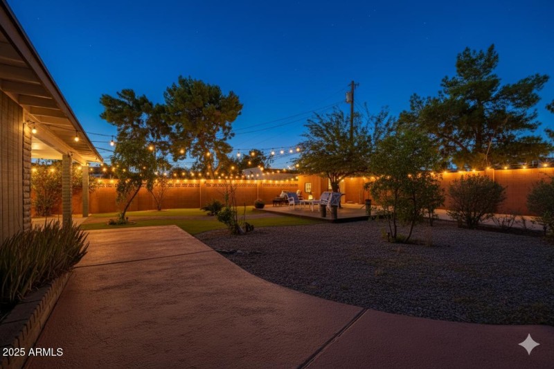 2201 E KINGS Avenue - Backyard