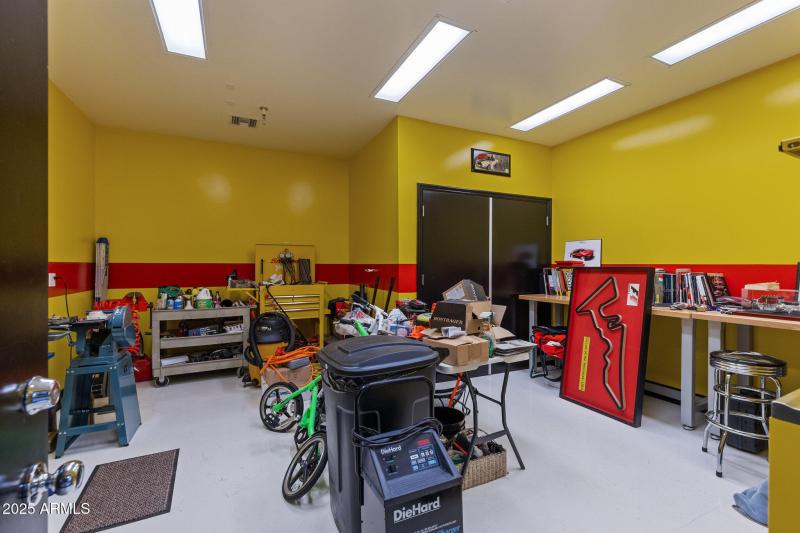 GARAGE - MECHANICS SHOP