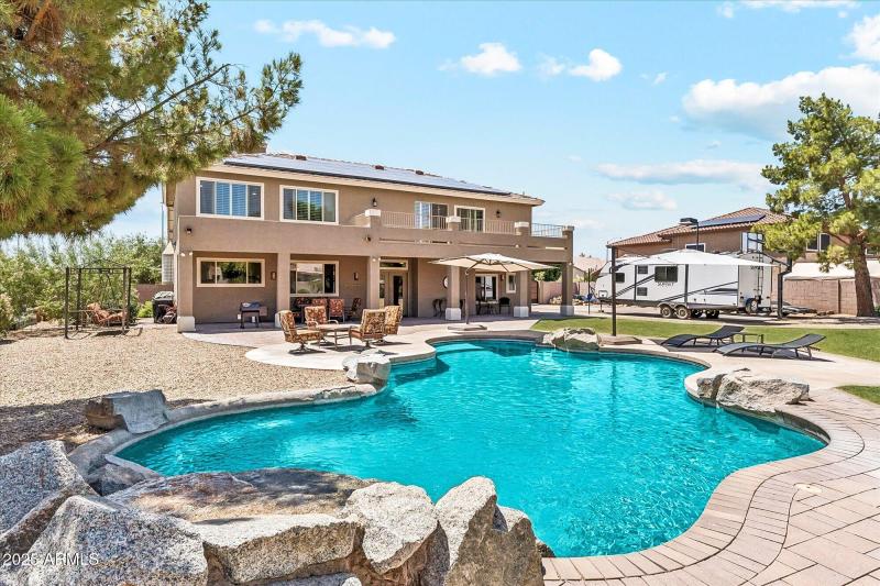 Sparkling Pool & Waterfall Out Back