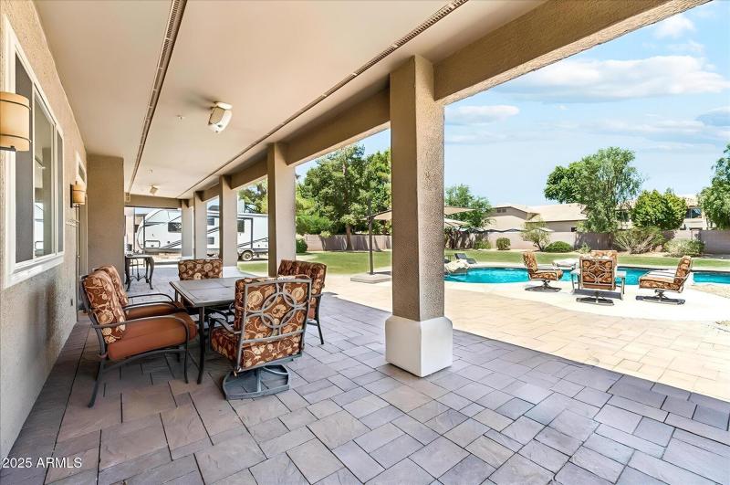 Spacious Shady Covered Patio